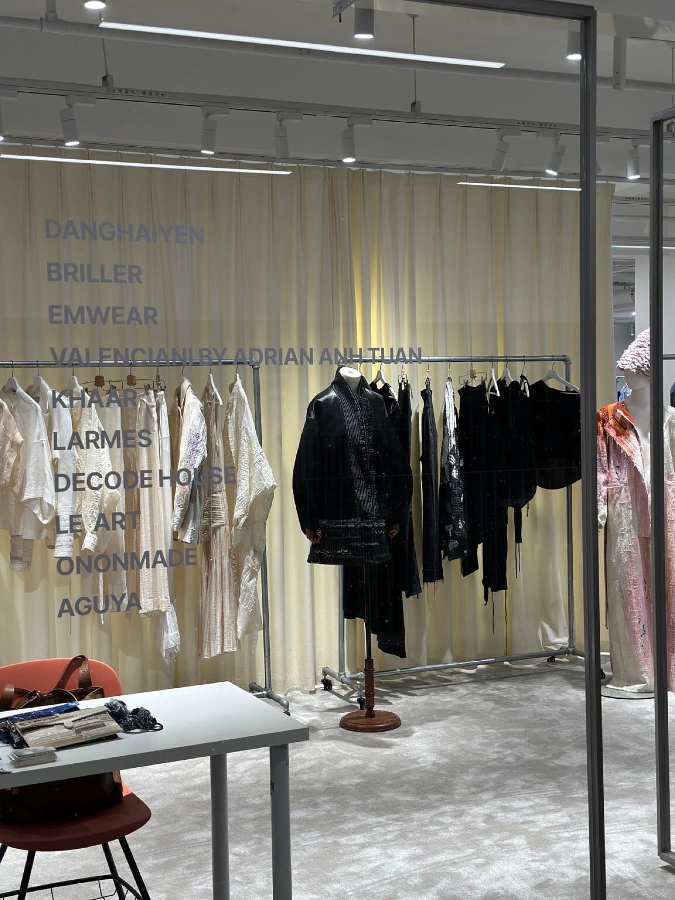 ¡Diseñadores de moda vietnamitas debutan en la Shanghai Fashion Week 2024!